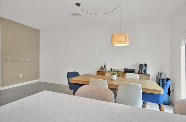 Building Photo - 909 NE 211th St