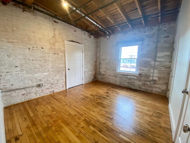 Building Photo - Immaculate 2 Bed in Renovated Industrial W...