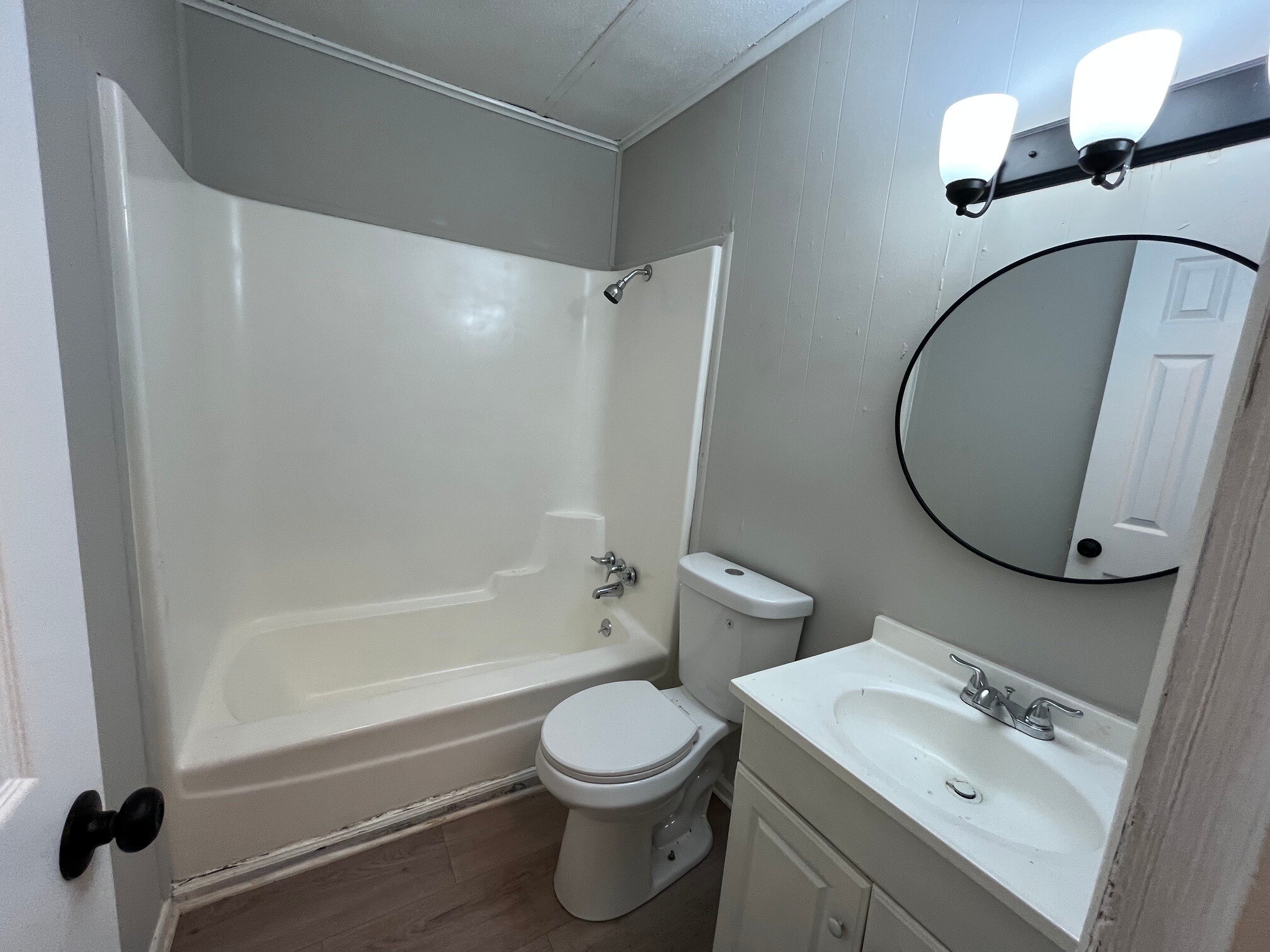 Building Photo - 5909 Leone Dr W