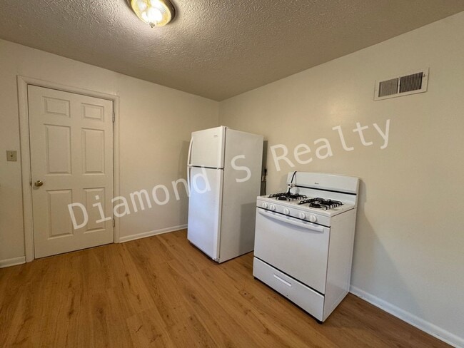 Building Photo - Cute 2 Bedroom Home Located Near Fort & Su...