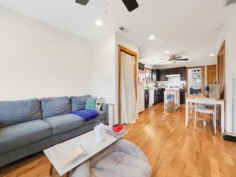 Building Photo - 1148 W Belmont Ave