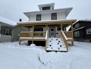 Building Photo - 4 bedroom 1 bath house in Rock Island