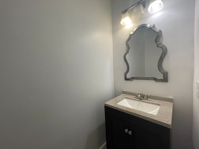 Building Photo - 3 bedroom townhome! Fenced backyard.