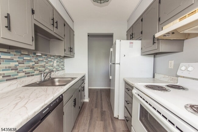 Building Photo - 100 Pierson Miller Dr