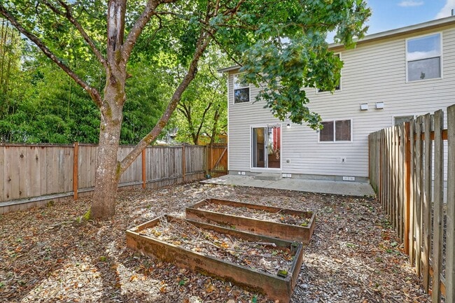 Building Photo - Great 2 story Townhome with Garage!