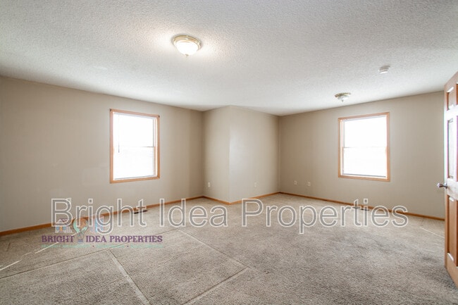 Building Photo - 863 Clark St N