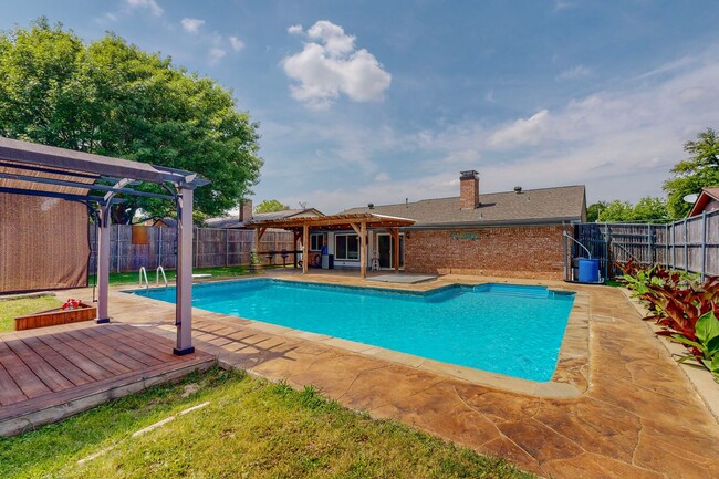 Building Photo - Available Mid-June | 3 Bedroom Arlington H...