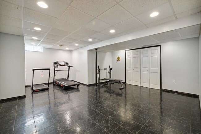 Building Photo - 578 E Mahan Ave