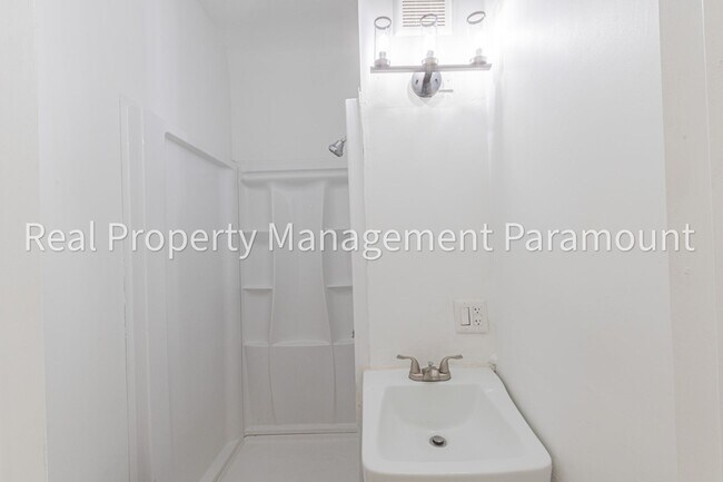 Building Photo - 2757 S Mansfield Ave