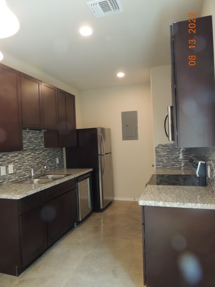 Building Photo - 615 Hayman St