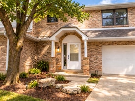 Building Photo - 3858 S Chalet Cir