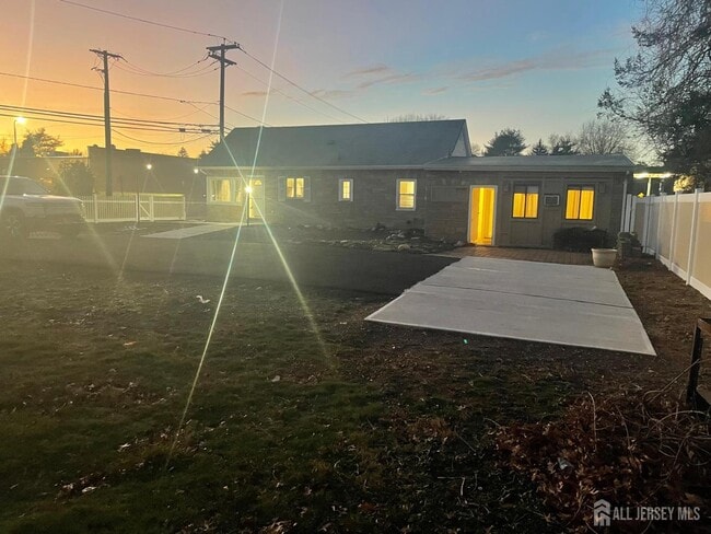 Building Photo - 1515 Thomas Ave