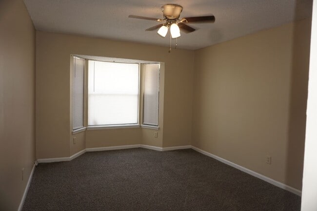 Building Photo - 3 bedroom/2 bathroom townhome