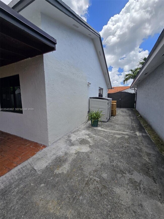 Building Photo - 740 SW 99th Ct Cir