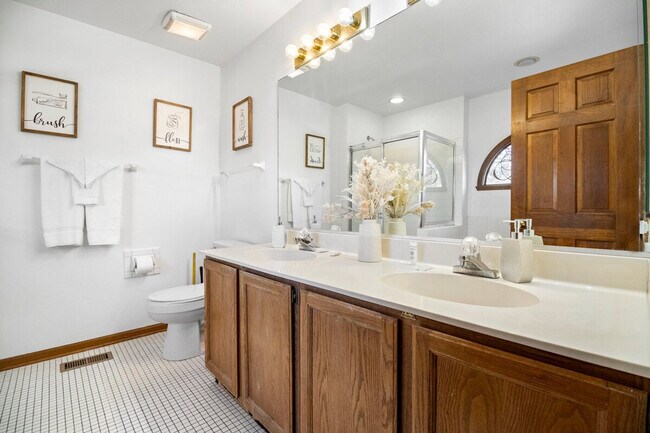 Building Photo - 121 S Windham Ln