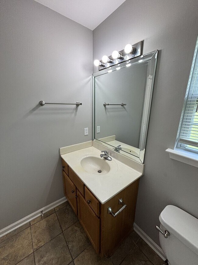 Building Photo - 233 Royal Garden Dr