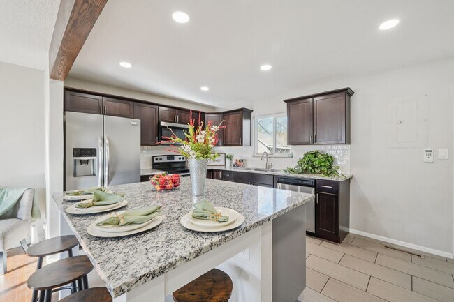 Building Photo - 4 Bed Beauty on West Side!