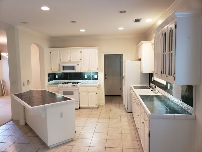 Building Photo - 3 bedroom 2 bath home in Mary Lake