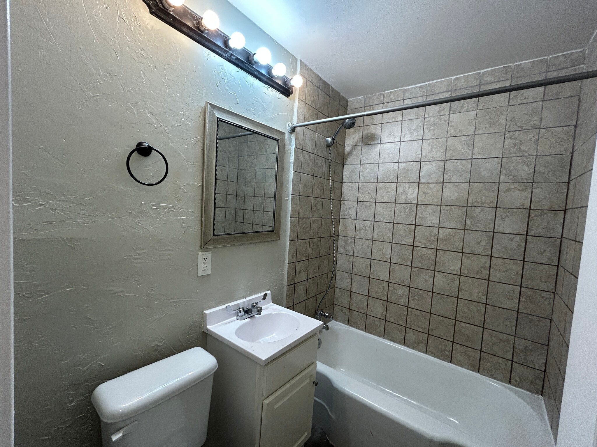 Building Photo - 508 Lefors St