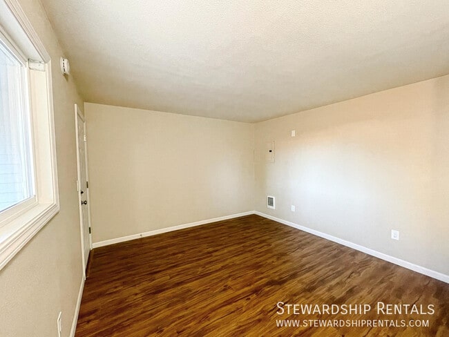 Building Photo - 325½ Schooling St.-