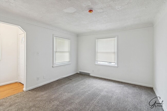 Building Photo - $1350 5 bedroom 2 bath