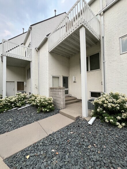 Front entrance - 3055 Lake Shore Dr