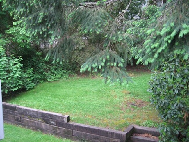 Building Photo - Sweet and spacious home in Beaverton with a garage and large fenced yard available now!