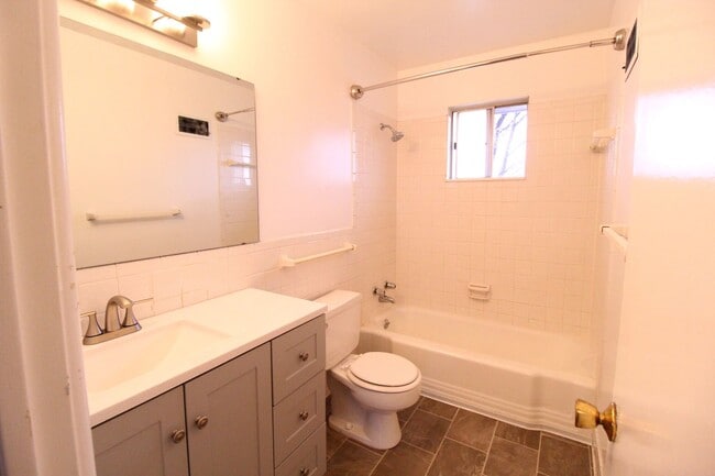 Building Photo - January FREE On This 2 Bedroom 1 Bath Duplex In Overland Park