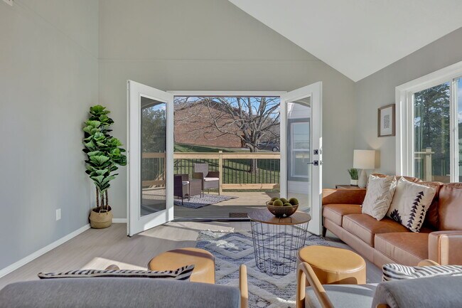 Building Photo - 916 Starling Dr