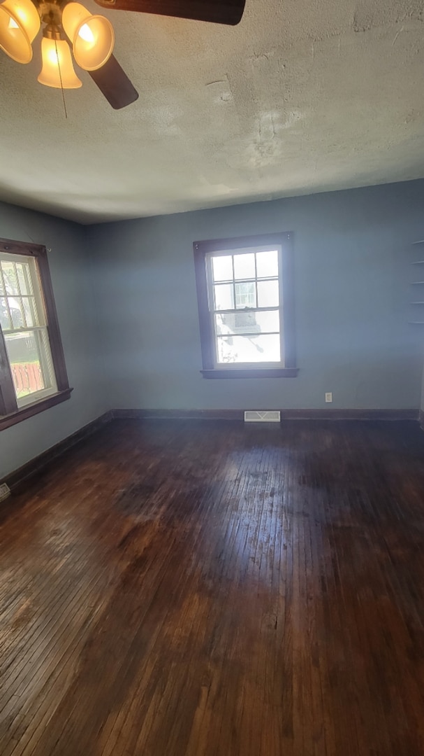 Building Photo - Spacious 3 bedroom 1.5 bath house located ...