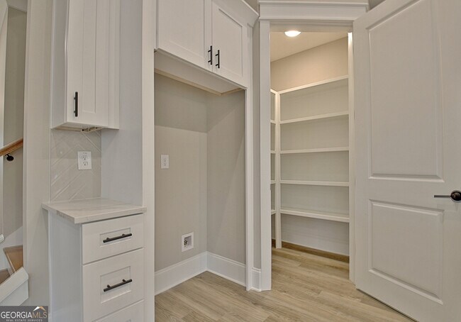 Building Photo - 190 Redhaven Dr