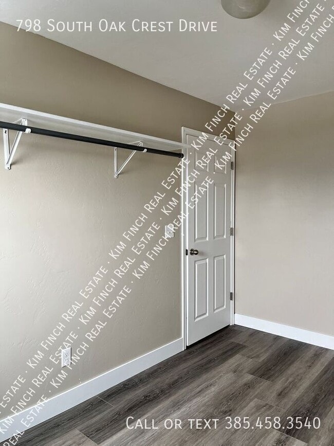 Building Photo - 798 S Oak Crest Dr