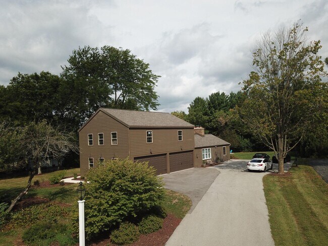 Building Photo - N63W29834 Woodfield Ct
