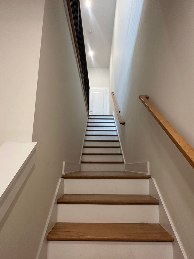 Building Photo - Beautiful 3 Bed 2 Bath Duplex unit in Heart of Lincoln Square