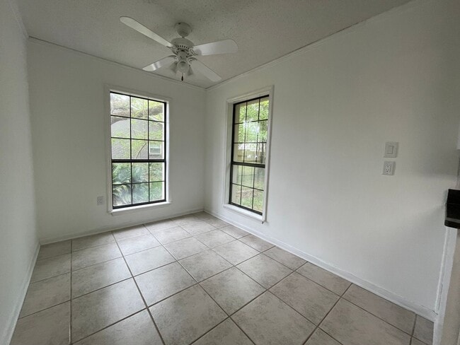 Building Photo - Spacious Home in Country Club Estates