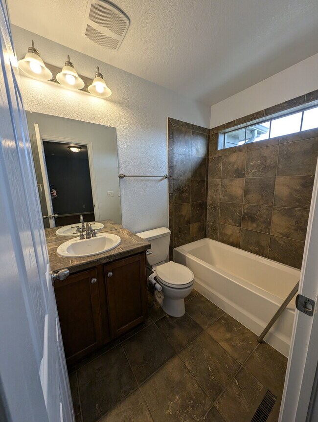 Building Photo - Great Lowry Townhome! Move in Special of $...