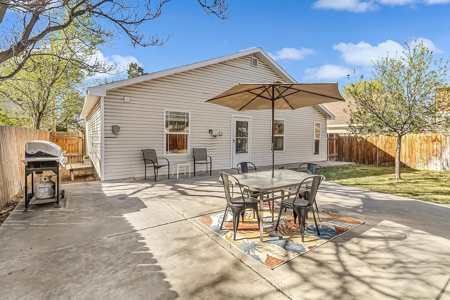 Building Photo - 1420 Pinyon Ave