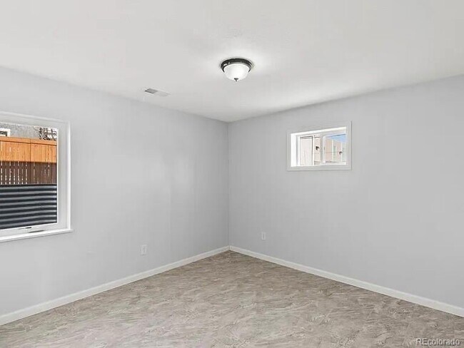 Building Photo - 1315 W Nevada Pl