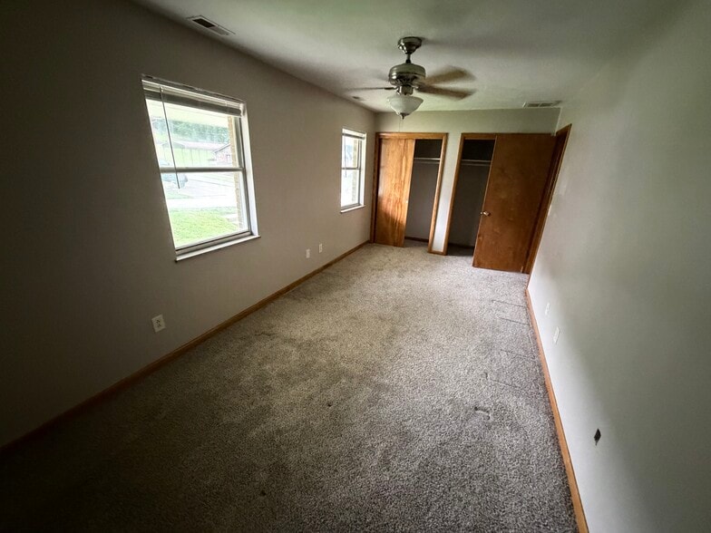 Building Photo - 1805 Pinewood Dr