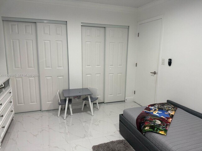 Building Photo - 2837 W 75th St