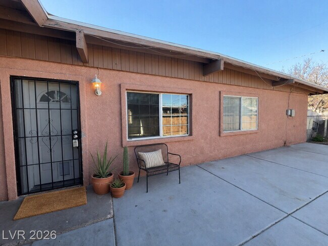 Building Photo - 3-Bed Duplex! Perfectly situated near shopping, dining, and everyday essentials– Spacious 1000 Sq...