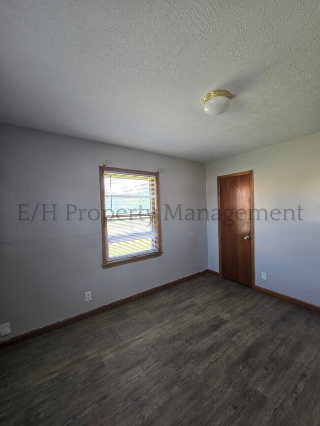 Building Photo - 751 S Governeour Rd