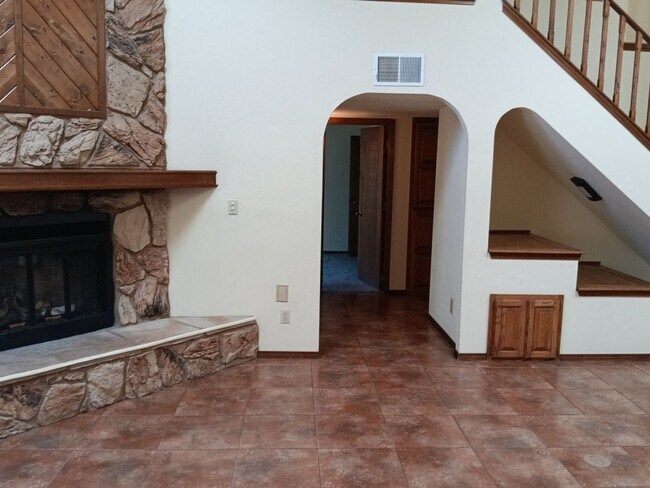 Building Photo - 3 Bedroom, 2 Bathroom Home! Schedule a Showing!