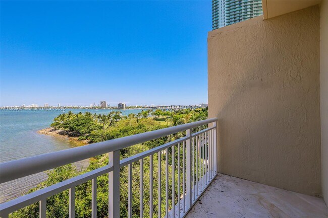 Building Photo - 2000 N Bayshore Dr
