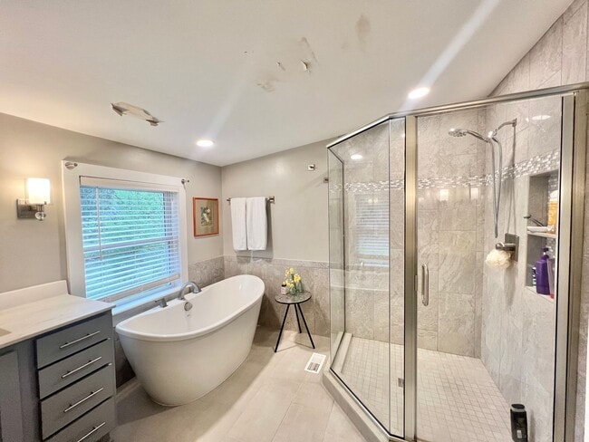 Building Photo - Newly Remodeled 2 BD, 2BA Raleigh Home wit...