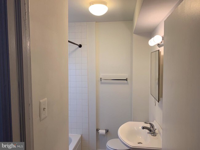 Building Photo - 332 S 17th St