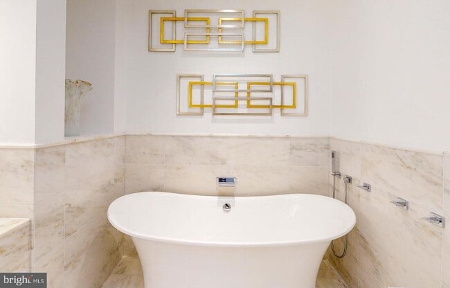 Building Photo - 300 International Drive