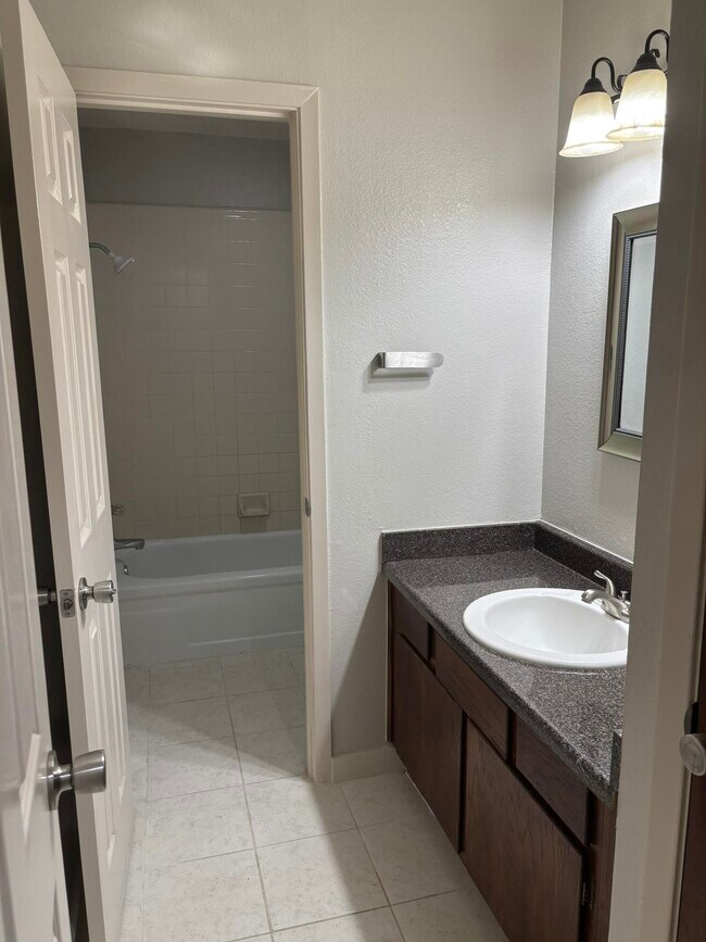 Building Photo - 213 S Dakota St