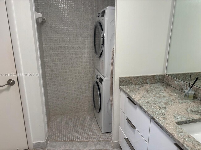 Building Photo - 10101 E Bay Harbor Dr