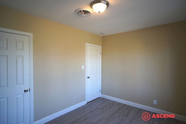 Building Photo - Adorable 4 Bedroom Bungalow!